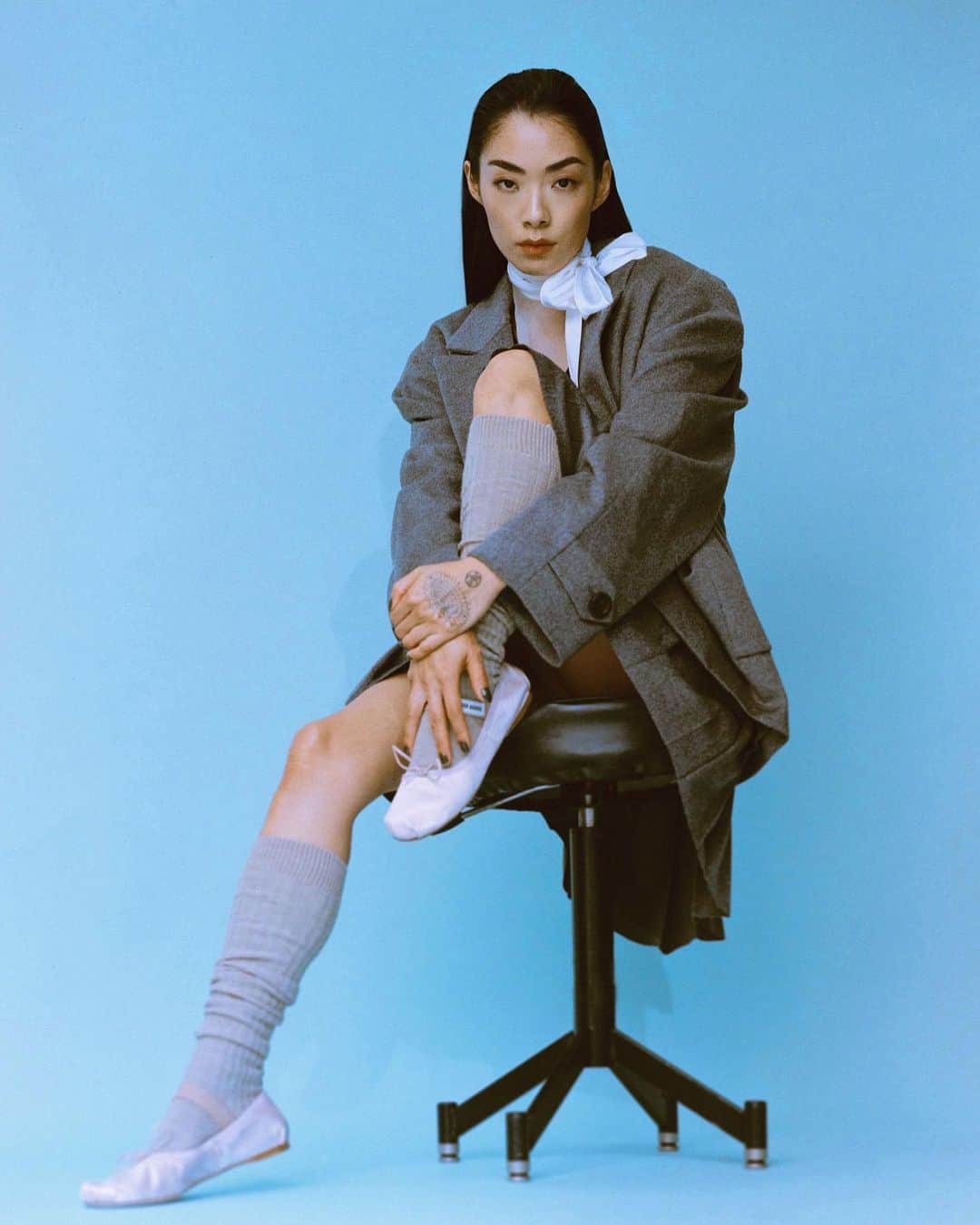 リナ・サワヤマのインスタグラム：「new pics for @thecut 💙 TWO WEEKS UNTIL THE ALBUM   Photography by @chantalaanderson Styling By @mindy_le_brock Hair By @malcolm.marquez  Makeup By @tamielsombati」