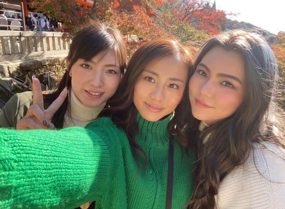 のインスタグラム：「Girls trip Kyoto 2020 今年の秋はどんな感じなのかな〜🍁  またみんなと女子旅行きたいな🥰  ゆいぴー遅刻したから写真に入ってない😂 #ごめんゆいぴー @yuican_61   あとモモだけカメラ目線👀  #京都 #女子旅 #清水寺 #紅葉 #秋  #ゴルフ #ゴルファー #girlstrip #kyoto #japan #autumn」