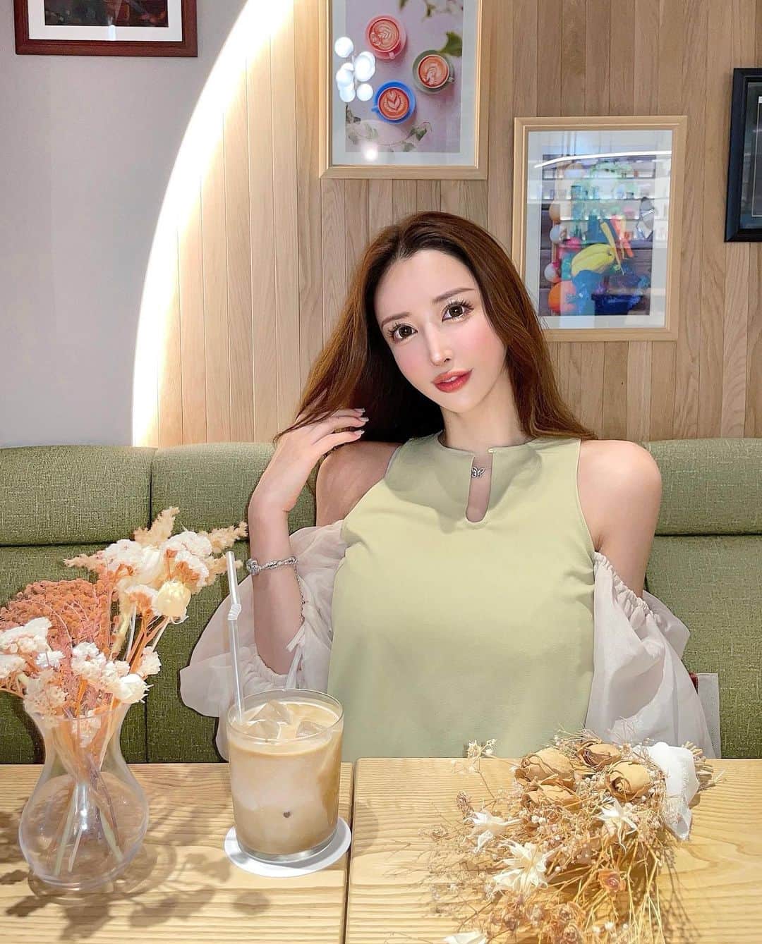 蘭子のインスタグラム：「めいちゃんとお茶した日☕️💛💛 ラブ💘 . お肌褒められたのは 【 @mybeautyclinic_official 】でピコトーニングしたからかもしれない💓🧖🏻‍♀️ (レーザー界の基礎ケア的な🤣) ダウンタイムなしのマイルドな効果が良い感じです💓✨ .  👗 @crayme_official  . . . #銀座カフェ#銀座ランチ#今日のコーデ#きょコ#緑コーデ#緑のある暮らし#お花のある暮らし#美容#美容好きな人と繋がりたい#美容外科#ピコトーニング#ピコレーザー#トーニング#美肌ケア#美肌作り#肌ケア#肌質改善」