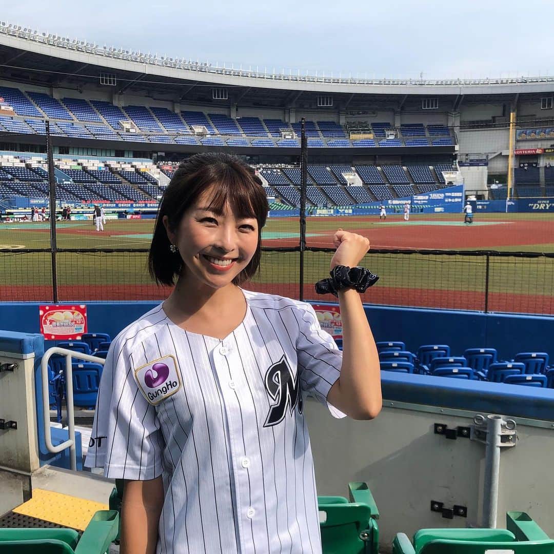 小尾渚沙のインスタグラム：「千葉ロッテマリーンズ応援番組『MARINES FREAKS』⚾️  明日の放送では、マリーンズの公式チアパフォーマー「M☆Splash!!」のルーキー・MEIさんの1日に密着😎  選手インタビューは、8月3日に一軍合流した #唐川侑己 投手です🎤 地元千葉県のオススメグルメもお聞きしました😊  明日の放送もお楽しみに⚾️ 私のヘアゴムにも注目して下さいね✨笑  J:COMチャンネル(11ch)で毎月第１・３土曜日、12:30からオンエアです✨  マリーンズ公式YouTubeチャンネルでもご覧頂けますのでぜひ❣️ . . #スワイプしてね 👉 #chibalotte @chibalotte  #MarinesFreaks #zozoマリンスタジアム」