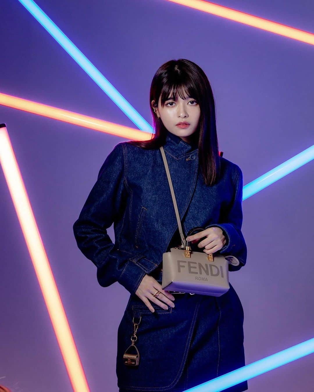 景井ひなのインスタグラム：「_ FENDI 💙🤎 . 自分好みの服を身に纏うとシャキッとなる その感覚がすごく好き 全アイテム可愛くて楽しい撮影でした🖤 . . #fendi  #FendiFW22  #FendiByTheWayMini  #fendiofficial #pr」