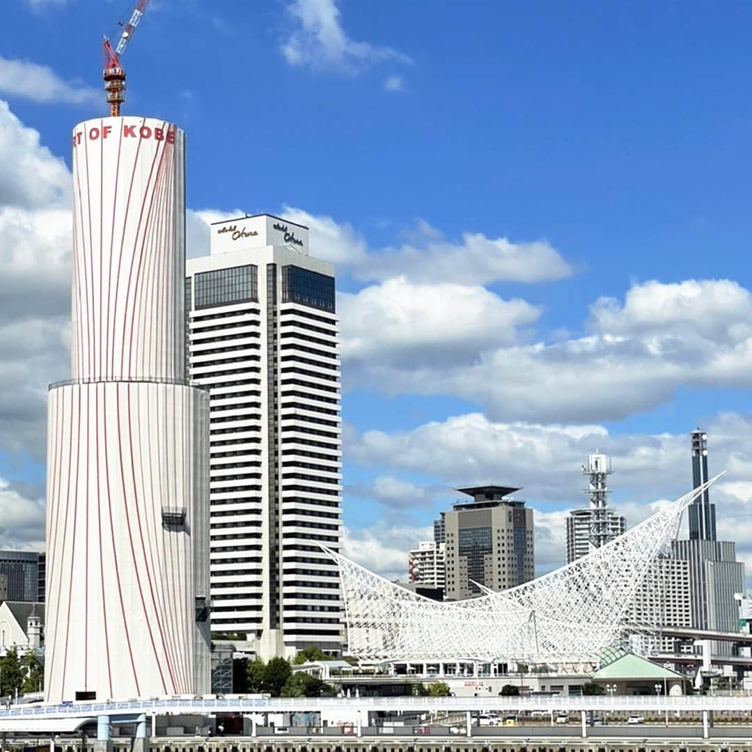 神戸フランツ 公式＠お中元はコミュニケーションさんのインスタグラム写真 - (神戸フランツ 公式＠お中元はコミュニケーションInstagram)「⁡ 何かに包まれてしまった神戸のシンボル・・・ ⁡ ⁡ 神戸を象徴する観光地の一つでもある #神戸ポートタワー ！ ところがいつもの赤いポートタワーとはまるで違うものが...🤔 ⁡ 神戸ポートタワーは、耐震化・老朽化対策のためリニューアル工事中で、今は白いカバーに包まれています。 ⁡ そして、夜(19：30～22：00)には工事中にしか見れない #プロジェクションマッピング を投影中！ 映像に合わせた音楽が辺り一帯に流れます。 ⁡ 撮影した時は夏バージョンでしたが、今日9月2日からは秋バージョンにリニューアルされるそうです✨ ⁡ 神戸ウォーターフロントアートプロジェクトで盛り上がる、ハーバーランドや、メリケンパークから目が離せません👀 ⁡ ⁡ #frantzgram #神戸魔法の壷プリン #神戸フランツ #壷プリン #壺プリン #苺トリュフ #フランツ #プリン #スイーツ #神戸スイーツ #神戸ブランド #洋菓子 #お菓子 #神戸 #神戸カフェ #おやつの時間 #散歩 #観光 #神戸観光 #関西旅行 #神戸旅行 #お土産 #神戸土産 #kobefrantz #frantz #kobe #pudding #sweets #神戸ポートタワー #プロジェクションマッピング」9月2日 19時39分 - kobefrantz