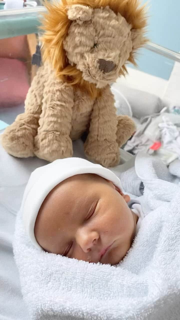 リアム・タンコックのインスタグラム：「Rory John Tancock 💛🌈 Born 27th August 2022, 7lbs 6  We are both so in love with this little one! A few complications with Caitlin and Rory meaning they are still in hospital, but hopefully not long now until I can bring them both home 🥰」