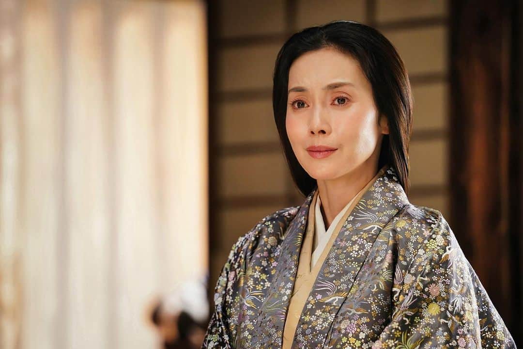 のインスタグラム：「台風が接近中とのこと、災禍が最小限に止まりますようお祈りいたしております。  早速ですが、東映70周年記念映画「THE LEGEND&BUTTERFLY」へ出演させていただきますことを、ご報告申し上げます。  古沢良太さんの笑いあり、涙ありの脚本を礎に、かつてNHKのドラマ「白洲次郎」にて、大変お世話になった大友啓史監督がメガホンを取り、東映が長きにわたり培って来た叡智と技術の集大成とも言える本作は戦国時代を舞台に描かれる織田信長と、その正室濃姫の愛の物語です。  織田信長に扮するのは、TBSのドラマ「織田信長天下を取ったバカ」以来25年ぶりに、再び猛々しい姿で孤高のもののふとして、抑制の効いた自然な演技でスクリーンを席巻する木村拓哉さん。  そして、父、斎藤道三に渡された懐刀を胸に、信長の寝首を掻くこともいとわずに政略結婚をさせられながら、いつしか殿の愛を求め、孤独にもだえる濃姫を情感豊かに演じる綾瀬はるかさん。  25年前は濃姫を演じさせていただいた私も、齢を重ねまして、演技者としても、ひとりの人間としても大好きな綾瀬はるかさん演じる濃姫にお仕えする侍従頭である各務野（かがみの）を演じております。  10代で信長の元に渋々嫁ぐ濃姫のお転婆ぶりがかわいらしく、封建的な世にもかかわらず、殿の面子お構いなしで自己主張を堂々とする姿にはハラハラさせられ、それでいて、次第に信長に惹かれつつも、素直になれず、いつまでもお互いの距離を縮めることのできないもどかしさが、愛おしくありました。  木村拓哉さんから放たれるオーラと、戦の背景を背負った殺気に、スタッフ、キャストが自然と追随し、綾瀬はるかさんの歳を追うごとに変容する佇まいを息を呑んで見つめるような緊張感のある現場でした。  その一方で、常に数百名がうごめく大所帯にもかかわらず、チームワークは大変よろしく、笑いが止まらなくなる場面も度々ありました。  共演には、伊藤英明さん、宮沢氷魚さん、市川染五郎さん、北大路欣也さんが名を連ねています。  これまで、「龍馬伝」や「るろうに剣心」など、時代劇の常識をことごとく破り、新たな時代を切り拓いていらした大友監督の作品ですから、紋切り型のお行儀のよろしい時代劇になるはずはなく、壮大なスケールの人間味溢れる作品に仕上がっていることと思います。  「THE LEGEND&BUTTERFLY」は、2023年1月27日より全国公開となります。 ぜひご期待くださいませ。  皆様のご無事を切に願いつつ…..。  在描写织田信长和浓姬的心碎爱情的电影《THE LEGEND & BUTTERFLY》中，我将饰演浓姬的首席管家镜野。 东映70周年，已成为规模宏大的历史剧，敬请期待。  Wir freuen uns über neuen Kinofilm namens „THE LEGEND&BUTTERFLY“ Ihnen zu mitteilen.  #東映70周年記念 #ザレジェンドアンドバタフライ #織田信長 #濃姫 #古沢良太 #大友啓史  #木村拓哉 #綾瀬はるか #中谷美紀 #thelegendandbutterfly  #ryotakosawa #keishiotomo  #takuyakimura #harukaayase #mikimakatani」