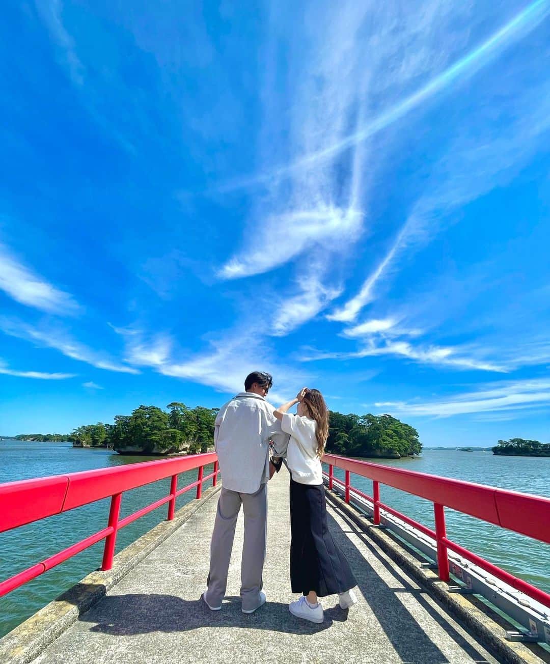 ゆいみんのインスタグラム：「⁡ ⁡ ⁡ 𝐢𝐧 𝐌𝐢𝐲𝐚𝐠𝐢 ⁡ 天気も良くて眺めも最高☀ 海風が気持ちよかった🍃 ⁡ ⁡ ⁡ #松島 #宮城旅行 #なかよし夫婦 #福浦橋 #宮城観光」
