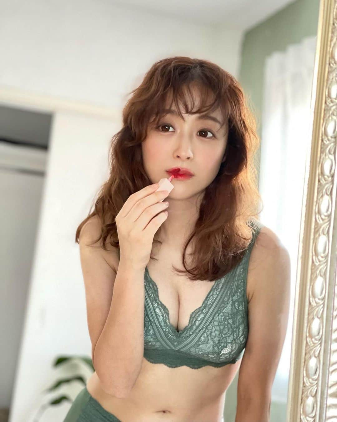 鈴木奈々さんのインスタグラム写真 - (鈴木奈々Instagram)「LUNAナイトブラが大好評で、 またまた新色が発売されました❣️ 私が着用してるのが、 新色のダスティグリーンです✨ 大人セクシーでお気に入りです❤️❤️ 数量限定です💕💕 ちなみに口に塗ってるリップは、 キレイアンドコーの色は03番です💄 #新カラー発売 #LUNAナイトブラ #ダスティグリーン #大人セクシー @luna_hrc」9月2日 20時03分 - nana_suzuki79