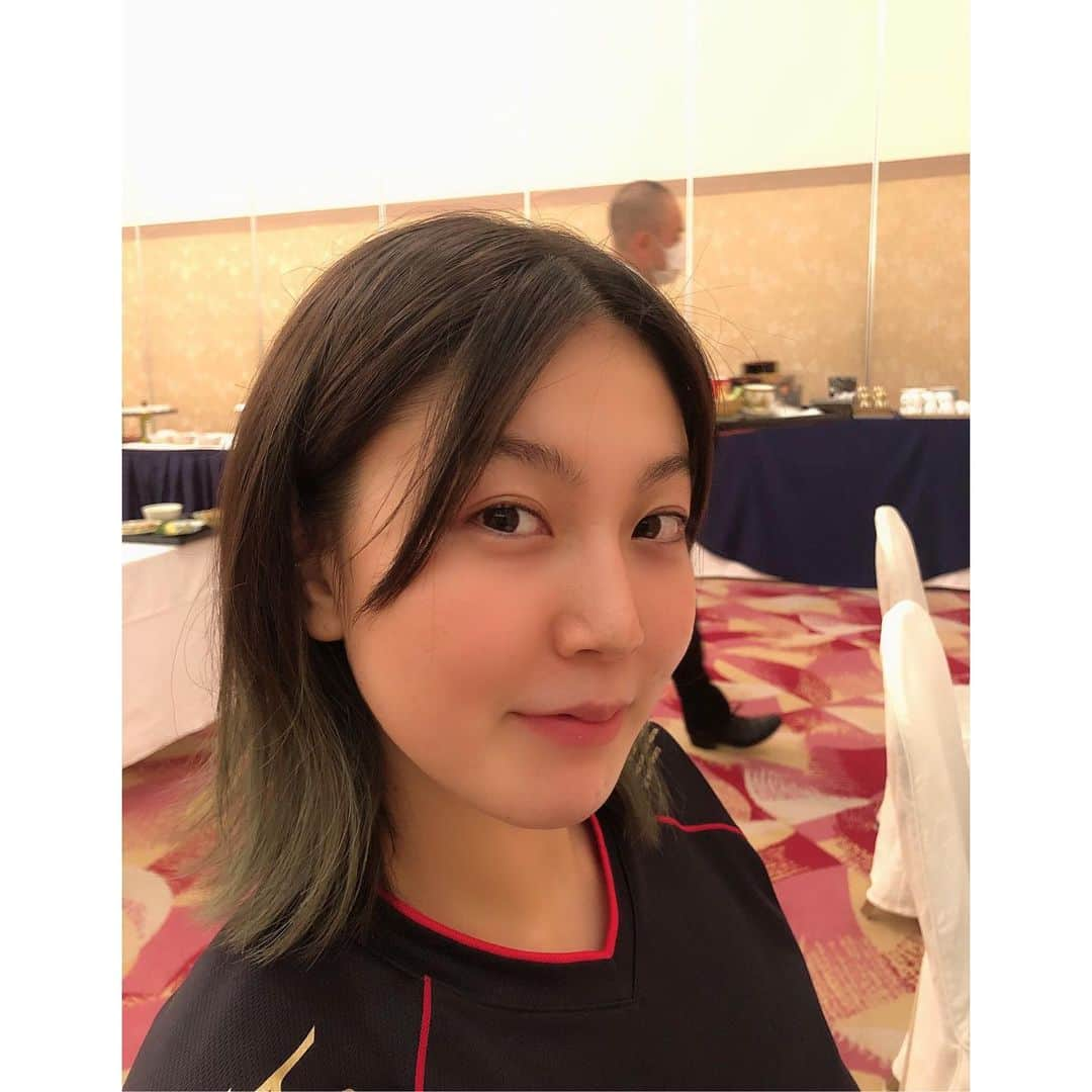 大竹里歩さんのインスタグラム写真 - (大竹里歩Instagram)「👸 今村優香🤍HAPPYBIRTHDAY🎂  いや〜１０枚選ぶの大変でした🫶 でもこれを見ればいまむらさんの 魅力が少しは分かるはず…🥰 しっかり最後までチェックです♡  美人でクールなくせにツンデレで寂しがり屋。 そして真面目で努力家なストイックな人✨  君と中学生の時初めてバレーしてから約１５年。 また一緒に出来てることに感動だよ、嬉しいよ🫰  これからもよろしくだよ〜🧡 @yuuukadx   #今村優香 #ビジュアル神な写真からスタート #いまむらさんの私服はセンスの塊 #二重の調子がいいとハーフ顔です #顔が浮腫むかどうかは食べ物次第 #美のためにはウルトラマンに変身 #久光スプリングス」9月2日 20時14分 - riho_take0827