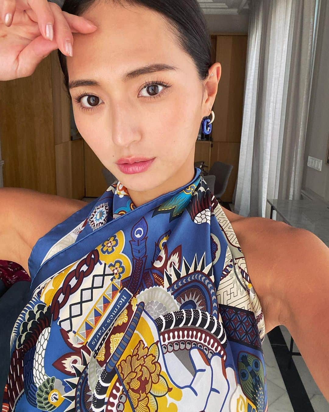 山賀琴子さんのインスタグラム写真 - (山賀琴子Instagram)「アイコン変えた🧿✨  何度も言うけどこのトップスは 90cm × 90cm のスカーフを巻き付けているだけ🌝  この大きさのスカーフ、使い勝手が良くて旅の時に重宝する！」9月2日 20時34分 - kotokoyamaga