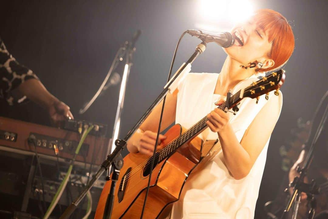 足立佳奈のインスタグラム：「もう次のLIVEに向けて動き始めてる、足立です🌼  次は、Birthday Liveっ。 誕生日当日 ➡️10月14日 東京 eggman 誕生日翌日、 ➡️10月15日 岐阜 club-G  なんと2公演します！ 東京はもちろん！ なんとなんと！！ 地元岐阜県で初めてLIVEします🤭💭なんて嬉しいことなの！！23歳もうすでに最高の日になりそうです。（気が早いか笑笑）  今週の日曜日まで、 チケットのファンクラブ先行してます！！なくなっちゃう前に🧡🧡みんな、GETしてね！！一緒にお祝いしてくれるかなぁ？？  #ストーリーにチケットのリンク載せるね」