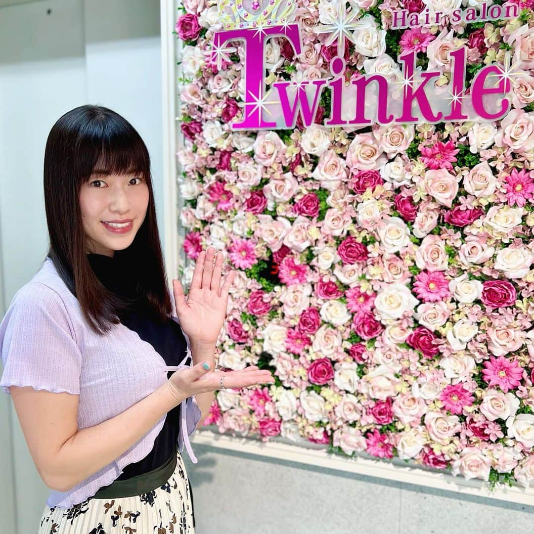 小田飛鳥のインスタグラム：「ご縁がありまして、「髪のエステ」をテーマにされているHair salon『Twinkle』さんへ行ってきました♪ 人気の看板メニュー・Twinkle式ハイクオリティトリートメントをして頂きました💆🏻‍♀️🤍  ２枚目…どちらがビフォーでアフターか一目瞭然ですよね（笑） しかも一週間後に効果のピークが来るそうで日々が楽しみです💎  ⚪︎特徴 ✔︎100°のアイロンで熱伝導し髪の内部まで浸透を実現 ✔︎術後から効果を実感出来るが1週間後が更にピーク ✔︎持続時間が従来より長く約1ケ月継続できます  髪の毛が長い時に出会いたかったなと本気で思ったのはここだけの話🤫笑  #hairsalontwinkle #twinkle渋谷店 #twinkle式ハイクオリティトリートメント @hairsalon_twinkle」