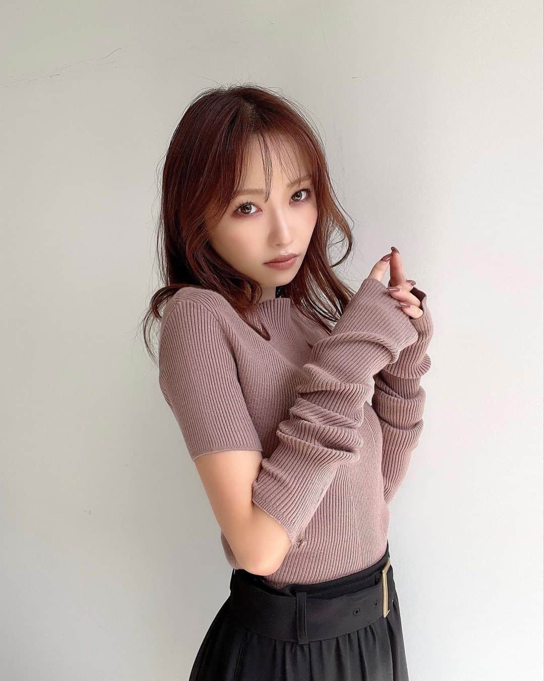 木田絵里香のインスタグラム：「. あーむうぉーまー🍑 TOPのURLに品番貼ったよ♡ @erika_resexxy  . ストーリーにゲリラセールのリンク貼ったので会場見てね📣🛒 . #ニット#アームウォーマー」
