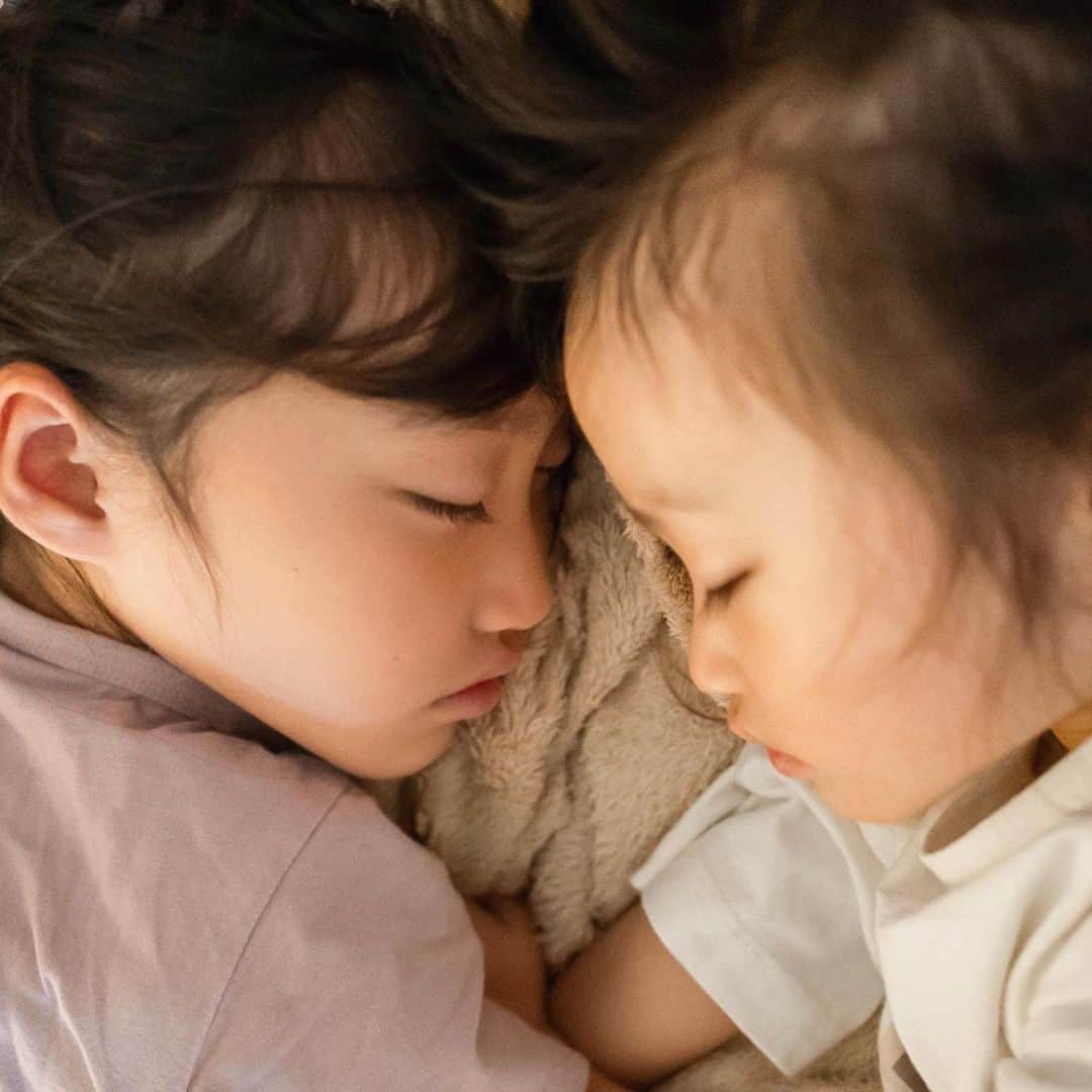 Kyooonのインスタグラム：「朝起きて横を見たら おでこをくっつけて寝ていたふたり  最近は毎日のように両者一歩も譲らずの 喧嘩が繰り広げられているけど‥🤢 ずっと仲良しでいてくれたらいいなぁ  かわいいなぁ 次女、眉毛ないけど。爆 （アクシデントで眉毛がなくなってる次女です）  #姉妹#4歳差姉妹#寝顔」