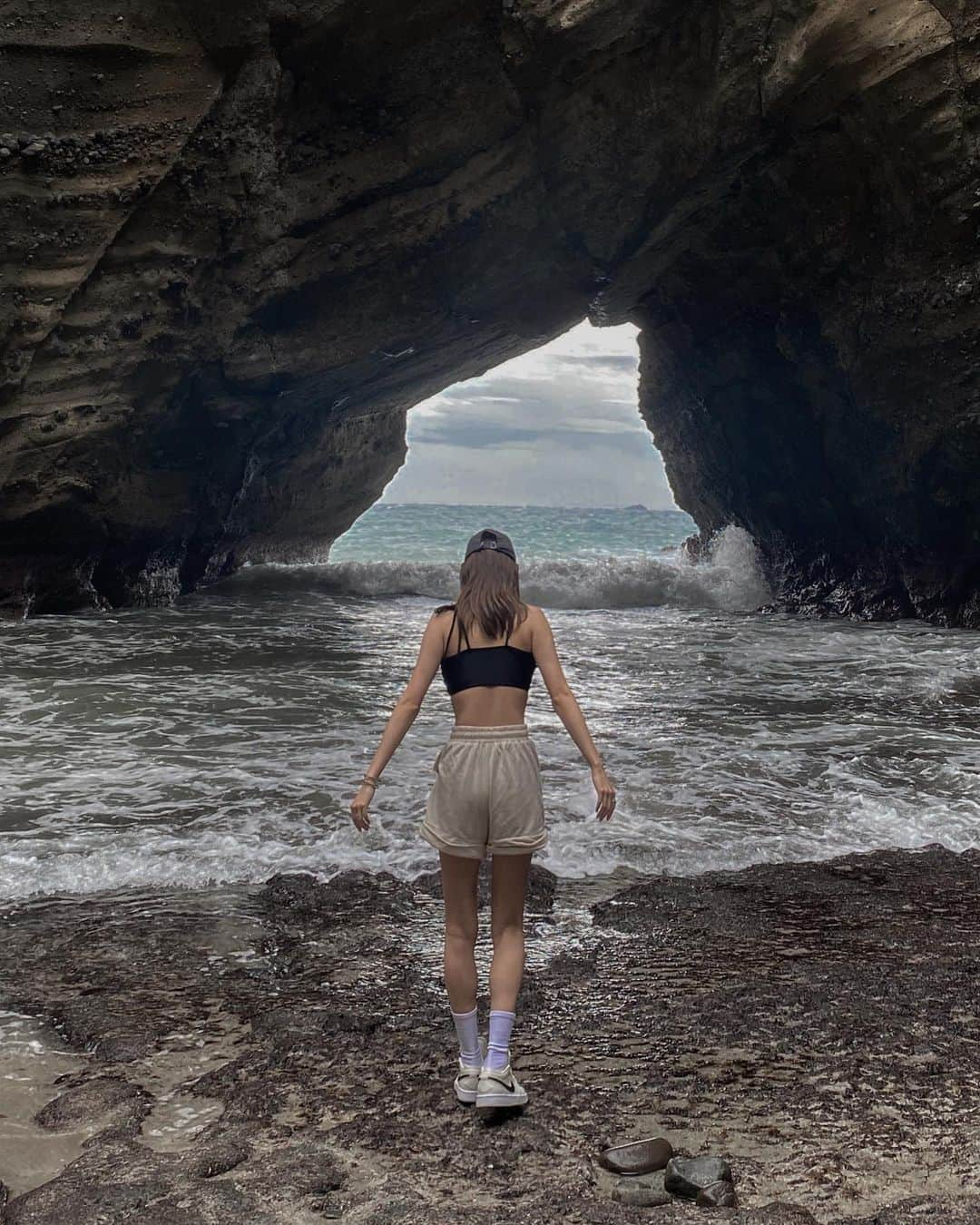 影山可蓮のインスタグラム：「day off🌿🌊 ・ 先週末は 遅めの夏旅〜 伊豆に行きました🤍 ・ 🏷 PANTS @trunc88_official  SHOES @nike  CAP @newerajapan  ・ ・ #izu #伊豆 #summerfun」