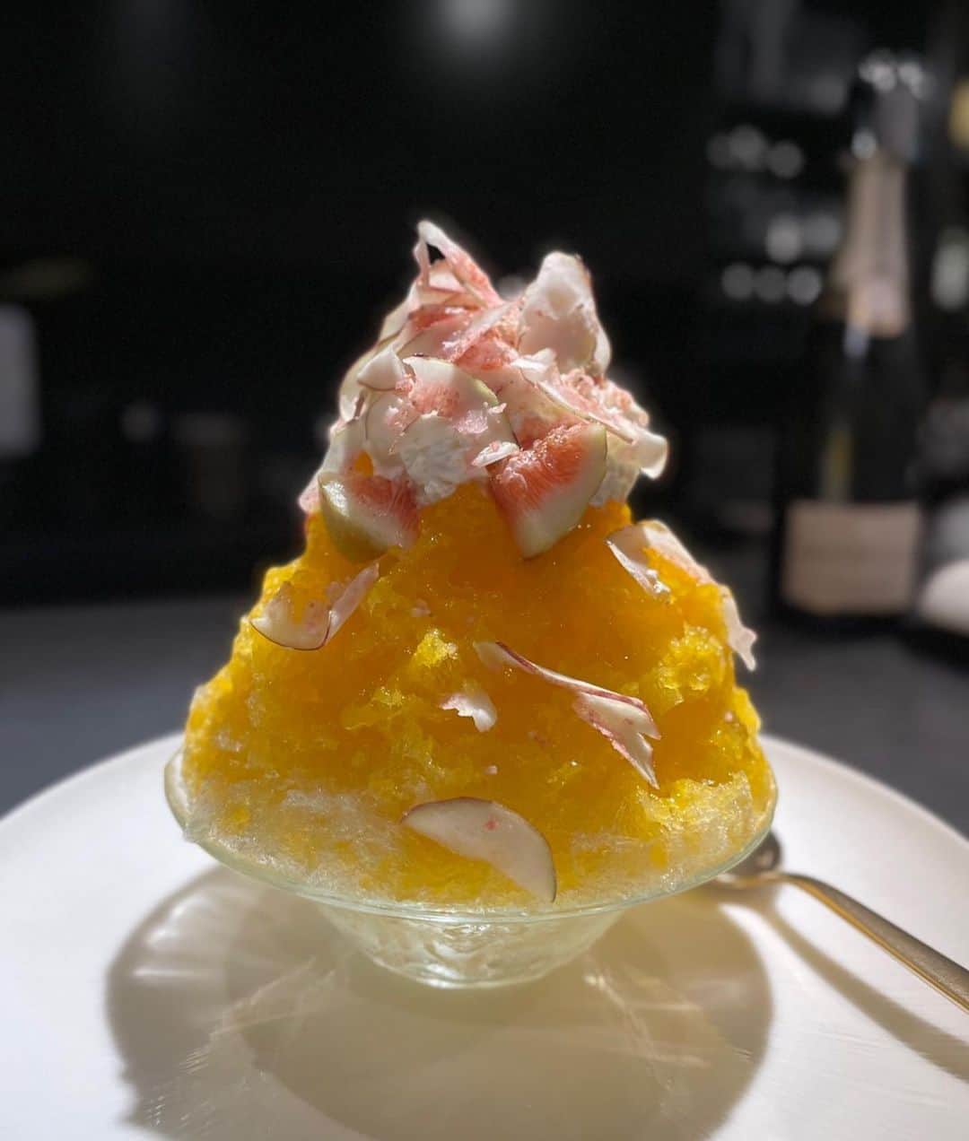 早田悠里子のインスタグラム：「ずっと食べたかったかき氷☺️ お仕事終わりに行ってきました🍧 @patissiere_mayo  いちじくとマンゴーとマスカルポーネ♡  すごく嬉しそうな顔してる🫢笑 美味しすぎて仕事の疲れが吹っ飛びました🤤♡  #patisseriemayo  #かき氷 #かきごおりすと #東京かき氷」