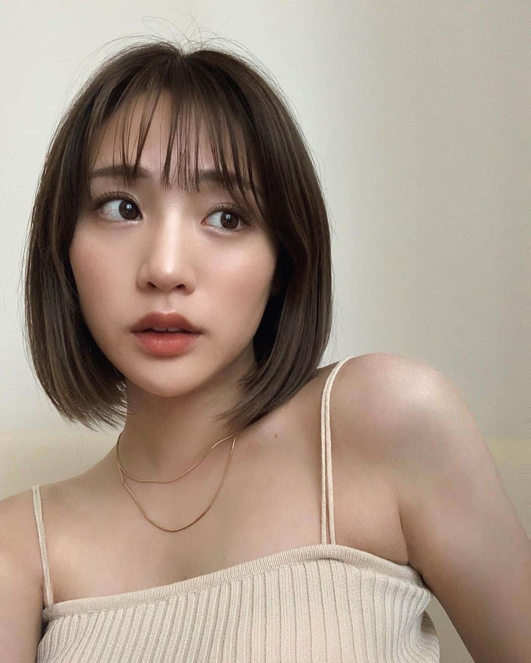 のインスタグラム：「❤️‍🔥❤️‍🔥❤️‍🔥  小学生ぶりのショートにしちゃったよー！  子供生まれると髪短くする人多いじゃん？  でもここまで長くしたしロングでいよう❗️って思ってたの。  実際生まれたら え、、髪邪魔、切る😫😫😫ってなり、 即！大地さんに連絡して切っていただきました✂️  既にもっと短くしたい欲が…😍笑。  イメチェンしたい人は @ain.daichi0722 へ！  ネックレスは @cene_316l の🦋 金アレ対応でお風呂でもつけれちゃうのにコスパも良いの🌼  セネは可愛くて付けっぱなしOKなのに値段もお手頃だから もっと集めよう💞  #ショートヘア #ショートボブ #イメチェン #ロングからショート #女の子ママ #プレママ #cene #pr #金アレ対応 #セネ #金属アレルギー対応」