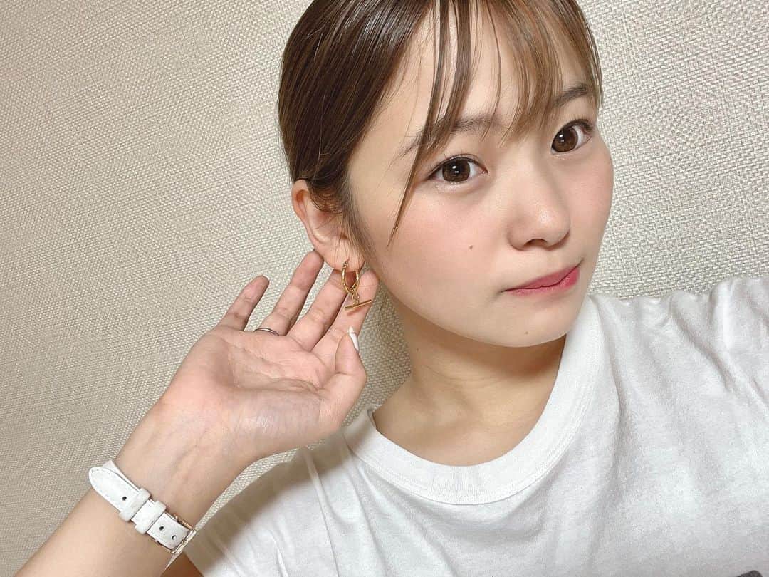 筒井莉子のインスタグラム：「LIMELY  LIMELYのピアスが凄く優秀なんです👏 @thelimely   素材がサージカルステンレスを使用してあり 肌への負担が凄く少ないんです😊  私も、ここ最近気づいたんですが 普通にピアスを付けてると 痒くなる事が増えたんです💦 でもLIMELYのピアスを付けると痒くもなんともないので 気にせず付ける事ができるし デザインもオシャレなので自分にあった ピアスを選ぶ事ができるから オシャレも楽しめちゃうんです♡  しかも、サージカルステンレスに ニッケルフリーのコーティングや PVDコーティングを施しているものを使用されているので安心してお使い頂けます🫶🏻🫶🏻  肌に負担をかけないし、錆びにくい 最強アクセサリーです🥰  #LIMELY#ライムリー#肌に優しいアクセサリー#つけっぱなし#金属アレルギー対応#316l #サージカルステンレス #pr」