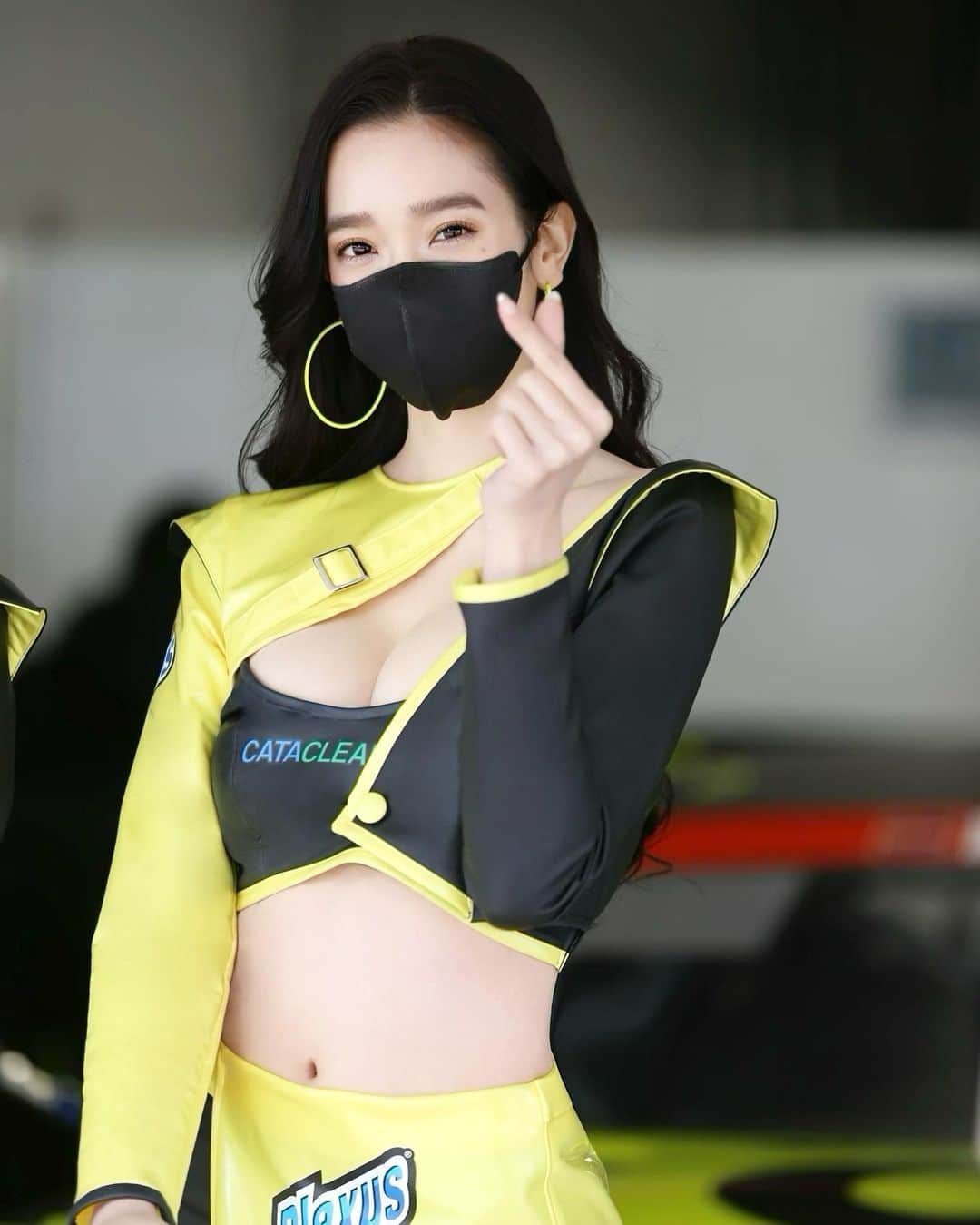 太田麻美のインスタグラム：「明日からは、スーパー耐久Rd,5 茂木🏁 タイムスケジュールです✨  優勝を目指して🏆🥇 私達と一緒に888号車Grid Motorsportの応援を宜しくお願いします💛🖤  【9月3日(土)予選日】 10:00-11:00 ウォームアップ走行 11:40-12:30 PITWALK 13:35-13:50 予選A Dr 14:40-14:50 予選B Dr 15:05-15:25 予選C Dr 15:40-16:00 予選D Dr  【9月4日(日)決勝日】 9:00-9:45 PITWALK 10:10-11:00 スタート進行 11:00-16:00 5時間耐久レース決勝 16:00- 暫定表彰式  #supertaikyu #racequeen #rq #costume #gridmotorsport #スーパー耐久 #レースクイーン #コスチューム」