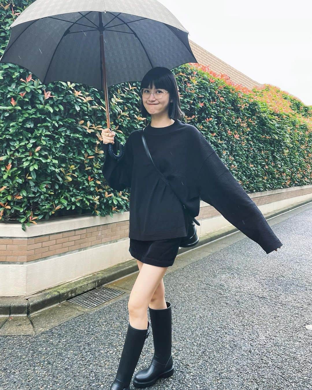 新井貴子のインスタグラム：「✌🏻😈  レインブーツで雨でも強気。」