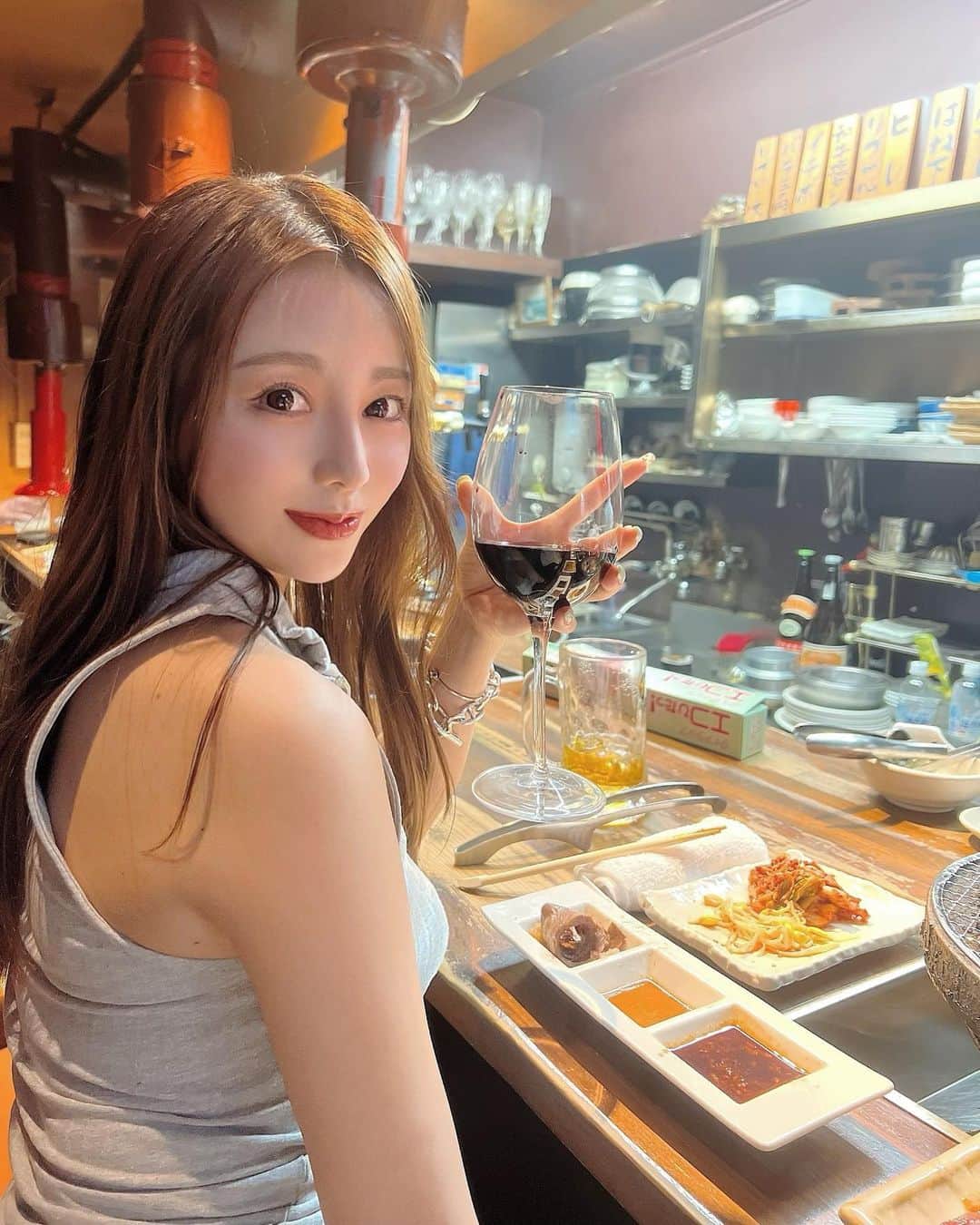 YURIのインスタグラム：「🍷🥩 、 、 、  #ootd #japanesegirl #koreangirl #revolve #赤ワイン #焼肉 #最高 #さいきんのマイブーム」