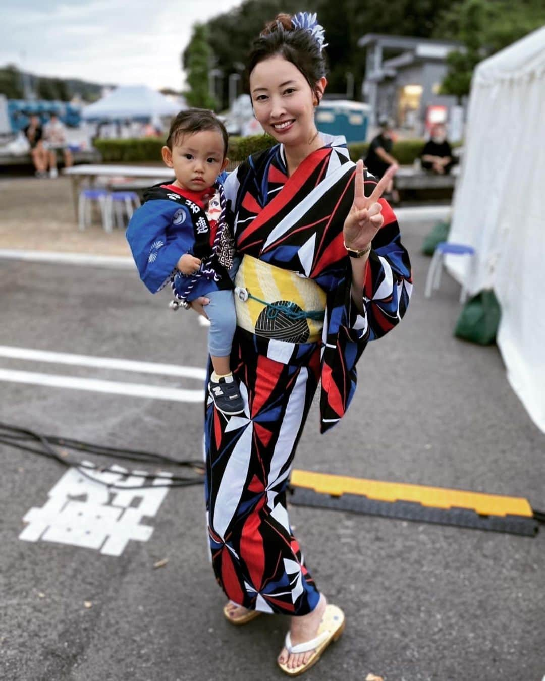 小林奈々絵さんのインスタグラム写真 - (小林奈々絵Instagram)「私の故郷 能美市で3年ぶりに開催された「第39回辰口まつり」❣️ 司会を務めさせて頂きました🎤  写真は法被を着たお祭り娘と浴衣の奈々絵ママ👶💕娘はお祭り自体初めてだったので雰囲気が凄く楽しかったみたいです❣️  そして家族で応援に来てくれた妹＆弟ファミリー🥰💕みんな娘をよく可愛がってくれたので奈々絵ママは安心して仕事が出来ました✨  そして、いつも私のことを気にかけてくださる井出敏朗 能美市長🥺✨小・中学校の大先輩でもあります👍気さくで優しくて名前の通り朗らかな方✨  そして、全国各地からラジオを聴いて駆けつけてくださったリスナーの皆さまと最後に撮った集合写真🥹💕 わざわざ私の故郷まで来ていただき本当にありがとうございました✨この絆は一生モノです🥹 そしてお写真が撮れなかった方、お話出来なかった方、この場をお借りして御礼申し上げます🙇‍♀️✨  来年は40回目の節目となる「辰口まつり」❗️今年以上に盛り上がること間違いなし❗️ また呼んでいただけるように、再会できることを楽しみにしています🥰  今夜のラジオではそんな夏の思い出を語ろうと思っています❤️ 文化放送「ヴァイナル・ミュージック〜for.EK〜大人の歌謡クラブ」聴いてくださいね💕深夜3時から全国4局ネットで生放送です❣️ Twitterは #大人の歌謡クラブ で呟いてください👍✨  #石川県 #能美市 #辰口まつり #感謝 #ありがとう #楽しかった #夏の思い出 #文化放送 #JOQR #大人の歌謡クラブ #1134 #小林奈々絵」9月2日 21時55分 - nanae_kobayashi777