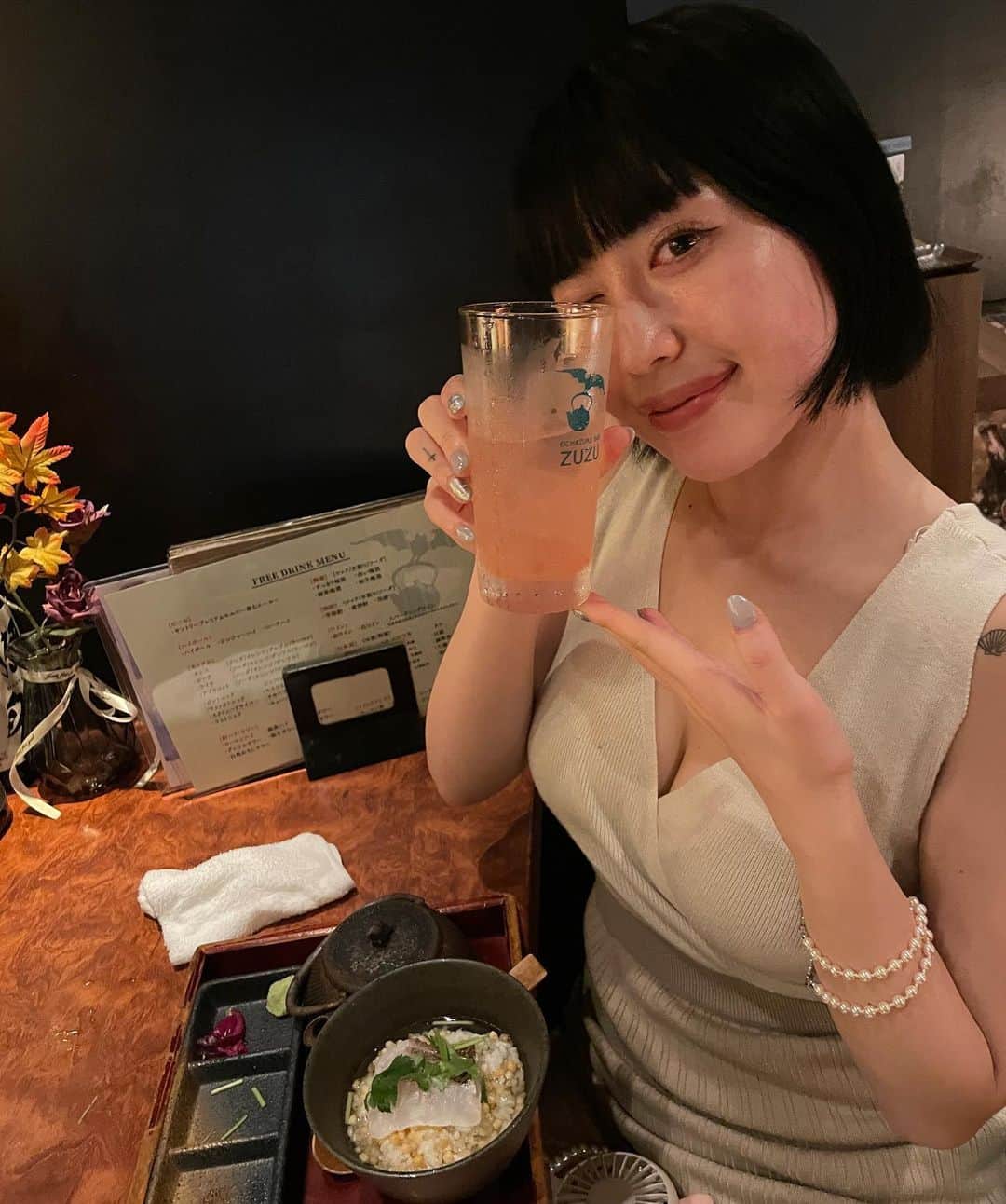 柚月瀬那のインスタグラム：「新宿の隠れ家バーで夜ご飯食べました😆 お茶漬け子供の頃から大好きやからほんまに、幸せやった🤭 お茶漬けバーを考えた #お茶づけバーzuzu ( @ochazukebar_zuzu )さん天才なり🫶🏻 あと、桃のサワーも美味しくていい感じのほろ酔いなれました🥰 新宿普段行く機会ないけど、こちら食べるために行くこと増えそう🤭  #新宿グルメ #新宿居酒屋 #新宿デート #新宿バー #新宿 #お茶漬け専門店 #食べて飲んで締めでお茶漬け  #pr #ad」