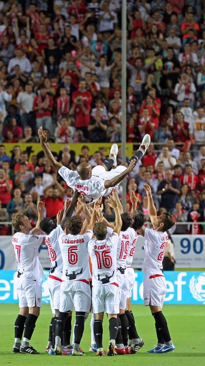 セビージャFCのインスタグラム：「🎉 Hoy es el cumpleaños de nuestro amigo Kanouté 🎈🎁   ¡Muchas felicidades! ❤  #WeareSevilla #NuncaTeRindas #happybirthday #kanoute #sevillafc」
