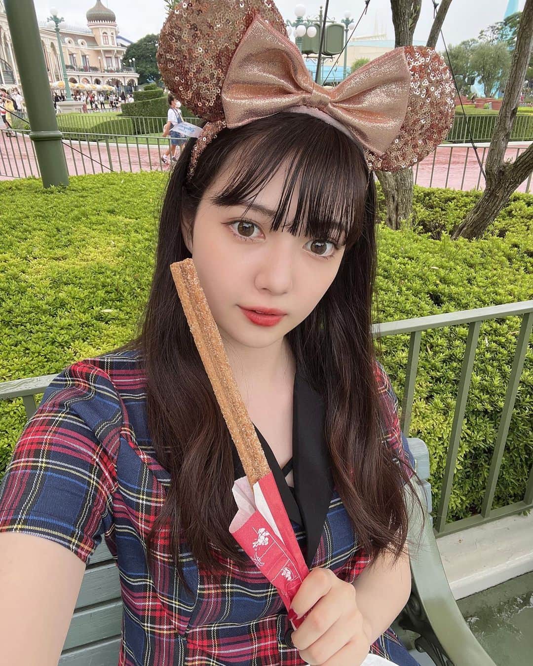 のインスタグラム：「・  🤎🏰🤎   #ディズニー  #ディズニーランド  #ディズニーコーデ  #ディズニーフード  #チュロス  #disney  #disneyland  #disneyfood  #06  #06년생  #16yearsold  #fashion  #fashionstyle #disneyfashion  #selfie  #japanesegirl  #jk  #jk1  #fjk  #高校生 #highschoolgirls  #모델  #model  #モデル  #고교생  #디즈니  #迪士尼  #패션  #패션스타그램  #먹스타그램」