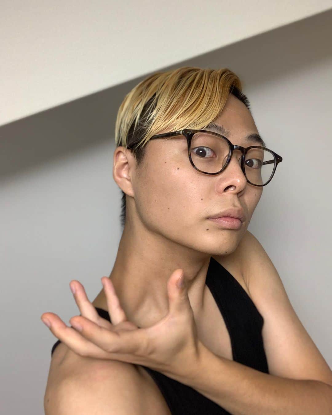 げんせいさんのインスタグラム写真 - (げんせいInstagram)「メガネフェス翔オーディション〜僕だって君のメガネになりたい〜 ありがとうございました！  メガネをかけてかっこよく写真を撮ってくださいとお願いされたので撮った時のボツ画像をここを墓場として置いておきます。かっこいいね、全部。  #めがね  #眼鏡  #翔メンバー  #メガネフェス #金髪  #上目遣い  #楽しすぎました  #きてくださった方ありがとう #配信は9月4日まで #ベッドの上で下から目線 #トイレの前で君を離さない」9月2日 22時29分 - ningen1225