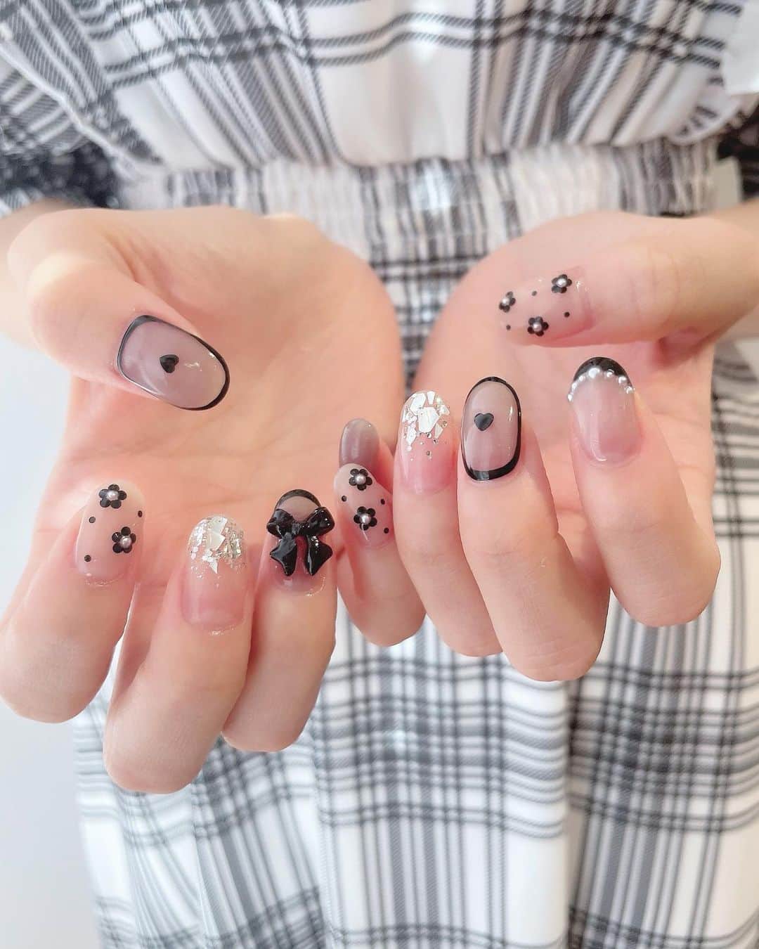 畑美紗起のインスタグラム：「はじめてのブラック系ネイル💅🎀🖤  投稿が久しぶりになってすみません🙇🏻‍♀️  コロナ療養がおわり、 いまは舞台本番に向けてリハーサルがんばってるよ🥀  また気ままに投稿していくのでみててね〜☺︎  あかねさんネイル💅  #ネイル #nail #nails #nailart  #naildesign #黒ネイル #ネイルデザイン #きらきらネイル #instagood #foryou #pr #トレンドネイル #みちゃねいる」