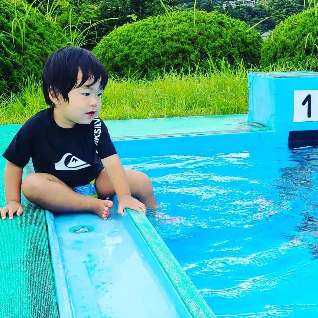 カトゥー直也のインスタグラム：「どや！？  夏の思い出や！!  だそうです。  #2歳 #令和生まれ #育児 #初めての育児 #男の子 #新米パパ #6月生まれ #お笑い芸人の息子 #カトゥー #おげんこ #ベビライフ  #2020年ベビー #マセキ芸能社 #阪神ファンと繋がりたい  #阪神タイガース #今成亮太チャンネル #片岡鶴太郎 #V6坂本くん #ちょっと残念なV6 #V6 #夏の思い出 #プール #ザリガニ #海 #うなぎパイ #バーベキュー #湘南」