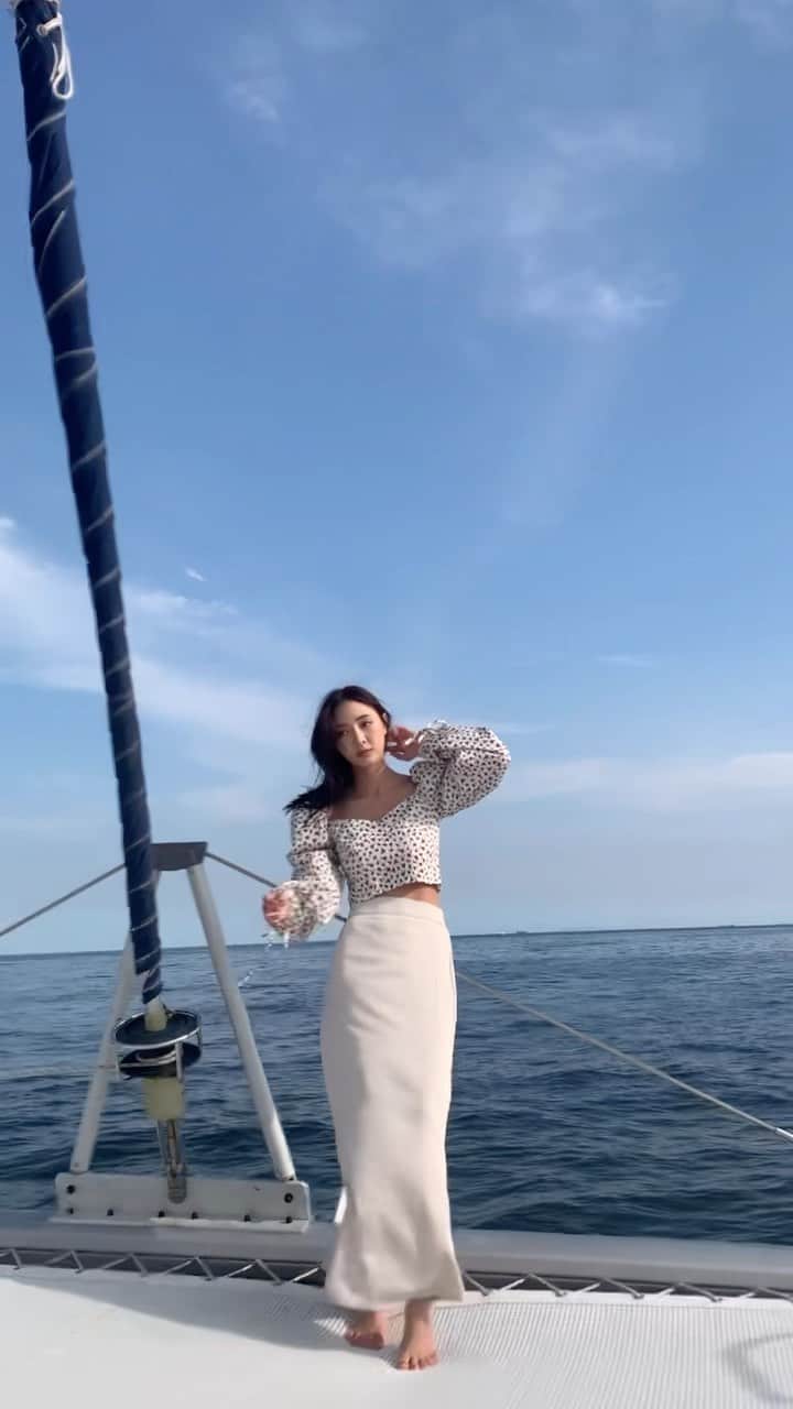 キム・ボラムのインスタグラム：「오전 비키니 촬영으로 더위 먹고 요트 촬영 때 안 하던 배멀미를 다 했던 날 그래도 촬영은 성공적👍🏾💪🏾」