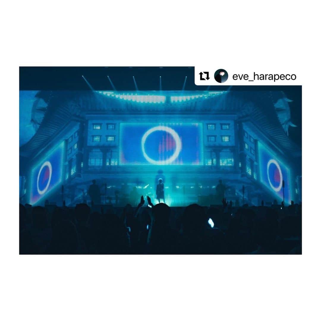 のインスタグラム：「ㅤ Eve LiveTour 2022 廻人 at日本武道館 / @eve_harapeco   日本武道館2daysが無事終了👏 4月からツアーが始まり日本武道館2daysまでの11公演、本当に楽しかったです。  まだまだ大変なこの御時世の中 こうしてツアーに同行させていただけたこと、 ライブを楽しむ皆様の姿を見ることが出来たこと、 全てに感謝ばかりです。  ありがとうございました！！ ㅤ -band member- @tomoki.numa  @masahitonakamura  @hori_scamcircle  ㅤ -photo(1〜6)- @takeshiyao  ㅤ ㅤ ㅤ #Eve武道館 #EveLiveTour2022廻人 #Eve #廻人 #ありがとうございました  ㅤ ㅤ ㅤ #Repost @eve_harapeco with @use.repost ・・・ 2022/8/29,30日本武道館 ありがとうございました。  photo by Takeshi Yao #Eve武道館」