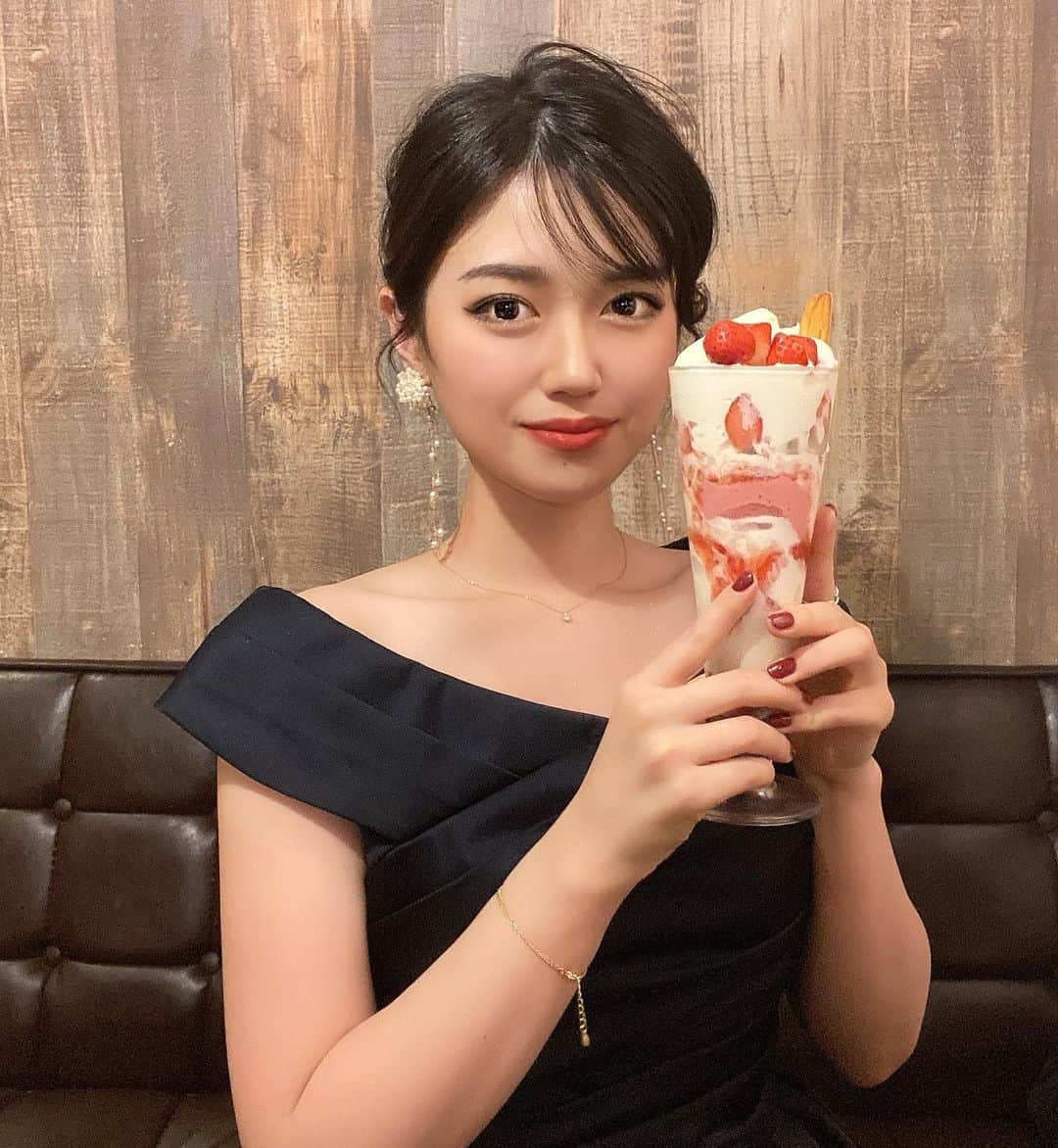 藤堂なえみのインスタグラム：「ご友人の結婚式でした💒💕 とても素敵でした🕊✨  痩せたね！って言われて嬉しかった😊 ダイエット頑張って本当に良かった🔥  ぱ、パフェ食べちゃった🤭💦w  #結婚式 #結婚式お呼ばれ #お呼ばれドレス #結婚式ドレス #札幌」