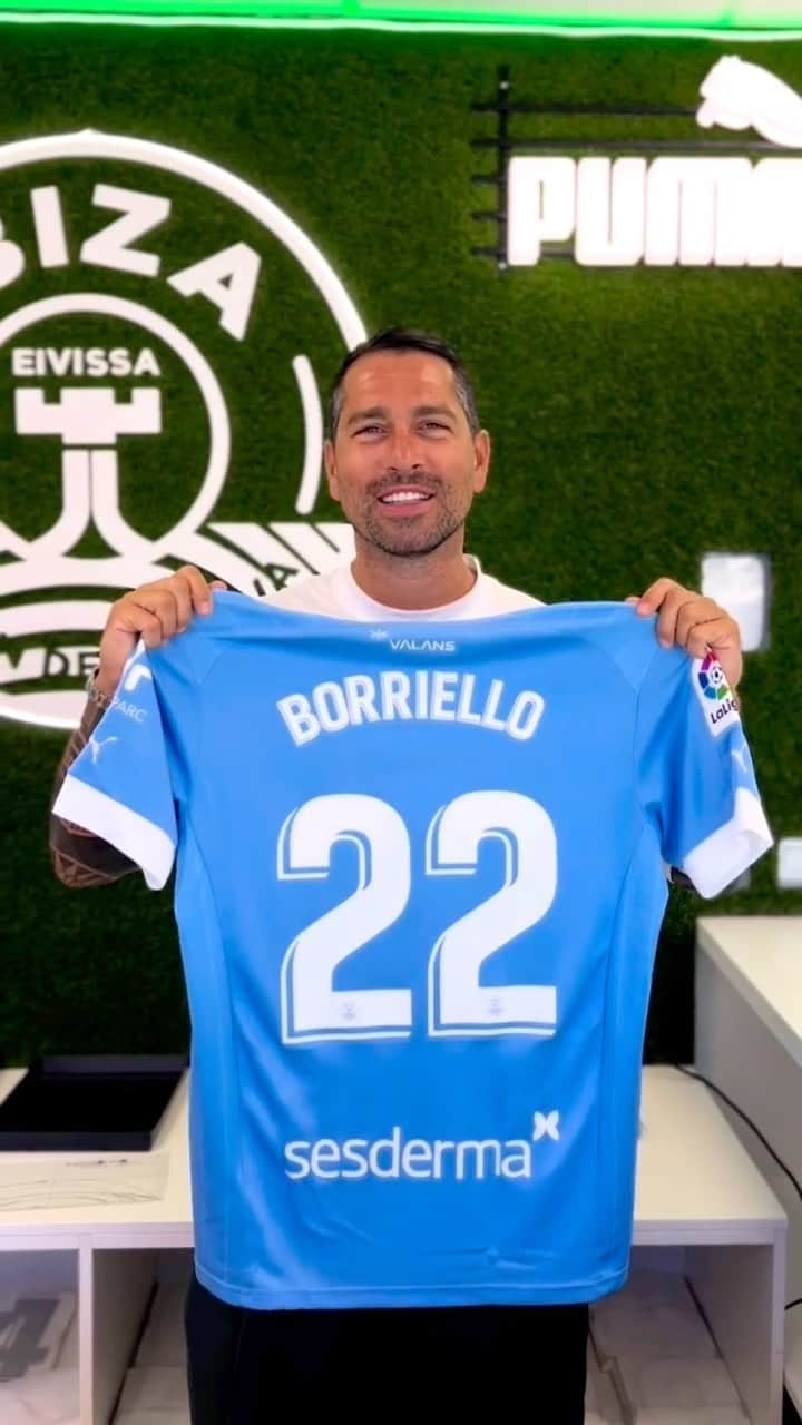 マルコ・ボリエッロのインスタグラム：「👕🆕💙 Lo teníamos todo preparado, hasta la camiseta… pero no llegó a tiempo el fax.  2️⃣2️⃣ @marcoborriello   #VamosIbiza 💙 #IbizaIsHome」