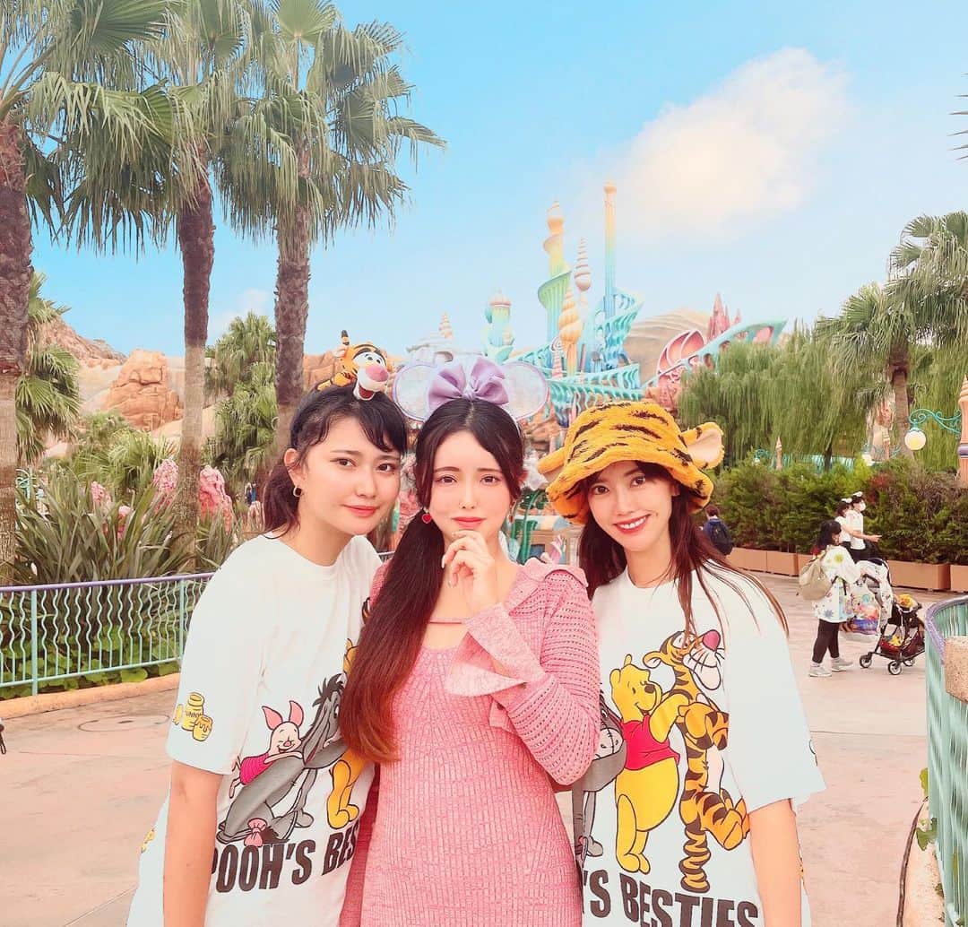 hina2221のインスタグラム：「久々の3人🤍 幸せな時間だった💪✨ 去年起業してから、友達との時間って全然とれなくなってしまって…、会社員のときと比べたら 時間もないしお金もないし、 心にも余裕が持てない1年間でした🥺辛いことの方が多い1年間で、なんども辞めたいって思ったし、、泣いてるほうが多くて、本当に耐えた1年間😂だからこそ、こうして たまーに3人で遊べる時間は 贅沢すぎて🥰私にとっては 幸せなひと時でした✨  仕事頑張るぞー😤せいなも 朝まで口説いた🥺💓  今は目先のことなんてどうだってよくて、10年後の自分の為に今の時間を仕事に費やしたい  いつも不器用で何事もうまくいくまで時間がかかるんだけど、いつか花開けますように💓 . . . .  #ゴルフ女子初心者#ゴルフコーデ#ゴルフウェア#インスタゴルフ女子#ゴルフ好き##インスタゴルフ部#ドライバー#スイング動画#巻き髪ロング #ゴルフウェア golfgirlsofinstagram#高尔夫#日焼け#韓国ファッション#韓国ゴルフウェア#韓国大好き#ラフィユーロ」