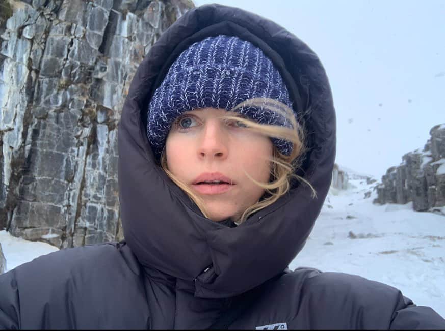 ブリット・マーリングさんのインスタグラム写真 - (ブリット・マーリングInstagram)「day 6 snow storms … day 86 dust storms … today is day 94 and our final day of shooting RETREAT…」9月3日 0時51分 - britmarling