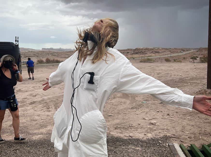 ブリット・マーリングさんのインスタグラム写真 - (ブリット・マーリングInstagram)「day 6 snow storms … day 86 dust storms … today is day 94 and our final day of shooting RETREAT…」9月3日 0時51分 - britmarling