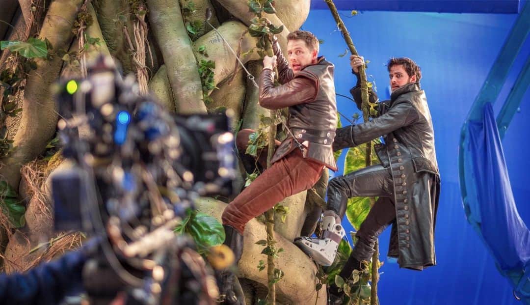 コリン・オドナヒューのインスタグラム：「#flashbackfriday Beanstalk, Boot and Brother JD! #OUAT photo credit @vfxsup」