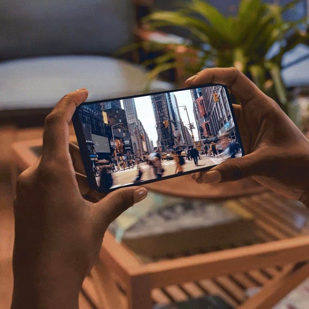 のインスタグラム：「Ultra-smooth display. Ultra-fast all-pixel focus. The new motorola edge is now available exclusively at @tmobile and FREE for new and existing customers when adding a new line.」
