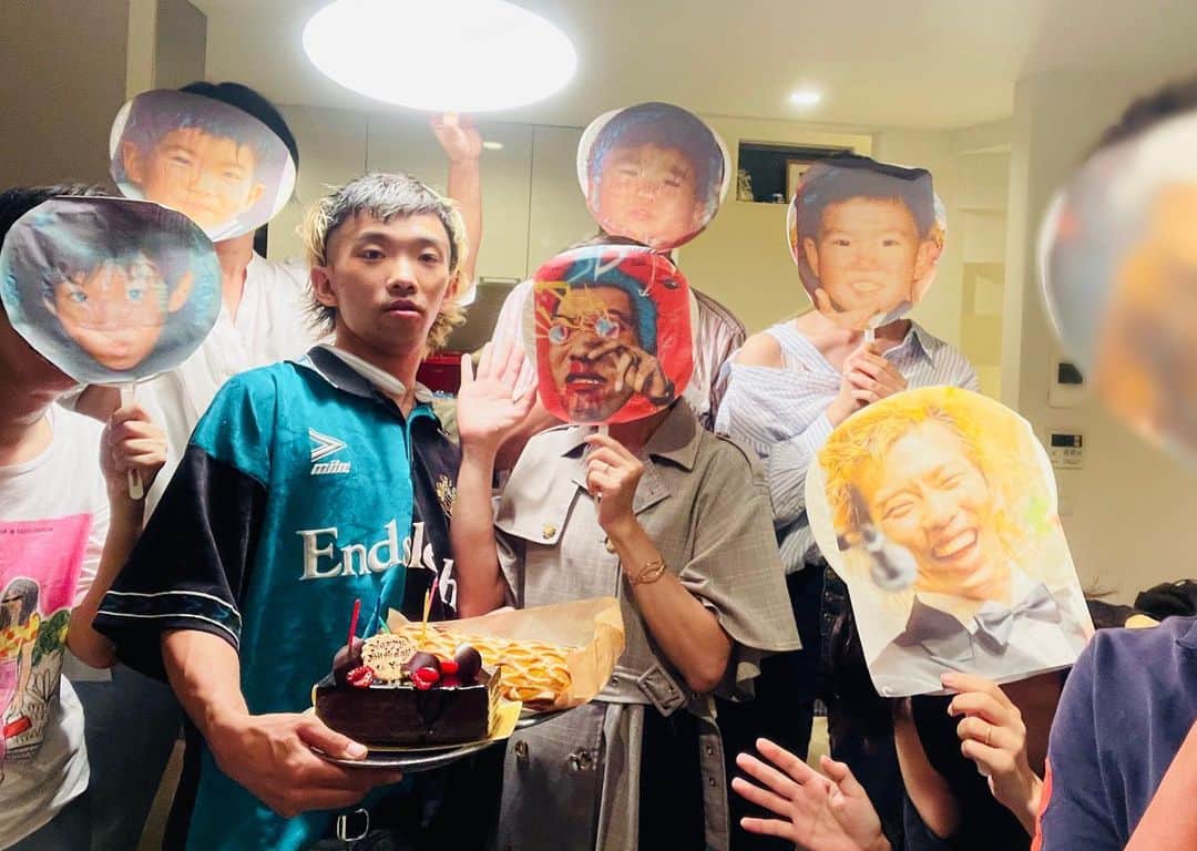 勢喜遊のインスタグラム：「. ㊗️🍾3️⃣0️⃣🎂🎉 おかしな親戚達による三十路奇祭」