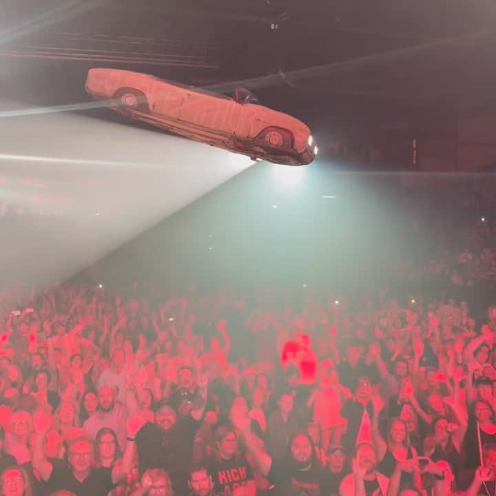 ブライアン・アダムスのインスタグラム：「Our flying mascot “Doris” is back. Here she is during “Run To You”! #bryanadamssohappyithurts #runtoyou」