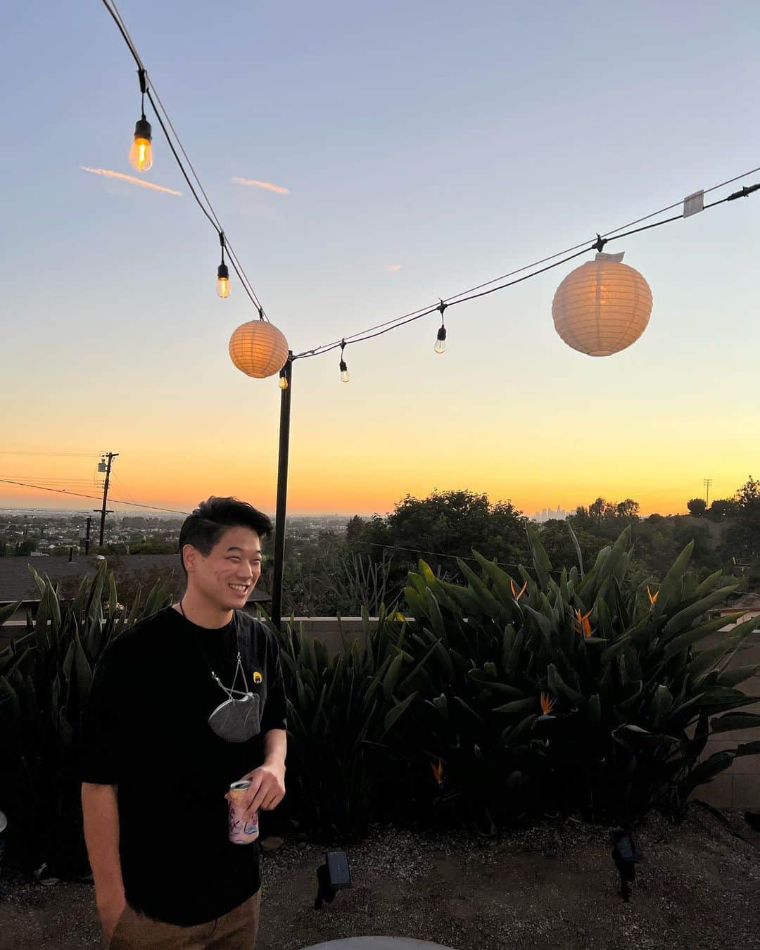 キー・ホン・リーのインスタグラム：「It’s gonna be too hot this weekend, isn’t it? 날씨 너무 덥다…」