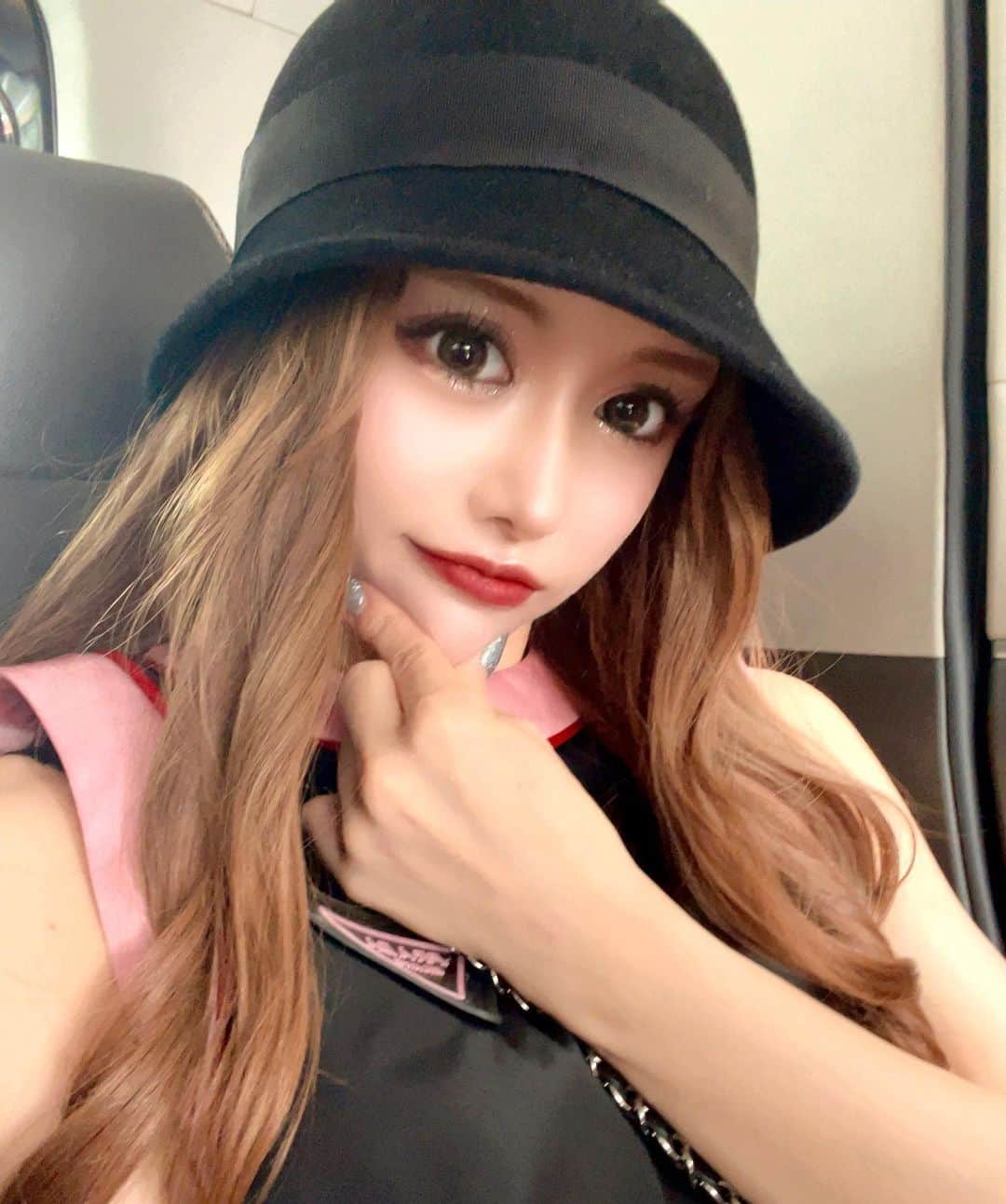 のインスタグラム：「いくらなんでも自分で髪巻くの下手すぎる🤣 話にならん🤬  #名古屋キャバクラ#キャバクラ#名古屋#錦#錦3#グランクリュ#北新地#六本木 #キャバ嬢 #名古屋観光 #名古屋旅行 #名古屋キャバ嬢 #アートメイク #ハイフ#ホワイトニング#撮影#名古屋出張#ヘアセット#ダイエット #キャバ嬢ドレス  #葉月えれな  #ヘアメ #水素トリートメント  #夏ワンピース #インポート#アフターヌーンティー名古屋 #名古屋カフェ#グレーカラコン #PRADA」