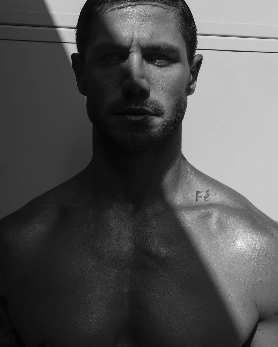 Jonas Sulzbachのインスタグラム：「@jonas.mbt By Glauber Bassi.   Photographer: @glauberbassi Stylist: @fazziolijohn Beauty: @hicarothalesmake  Special Thanks: @c.oviedoph @jayjayoliveira」