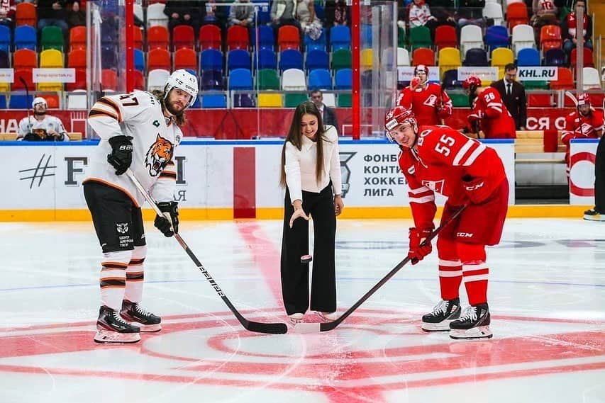 カミラ・ワリエワのインスタグラム：「Впервые провела символическое вбрасывание 🏒 перед матчем ХК «Спартак» – «Амур», который состоялся в «Мегаспорте». Этот матч сезона был уделен Татарстану и городу Казань, уроженкой которой я и являюсь.  #kamilavalieva #фигурноекатание #figureskating #красота #beauty #камила」