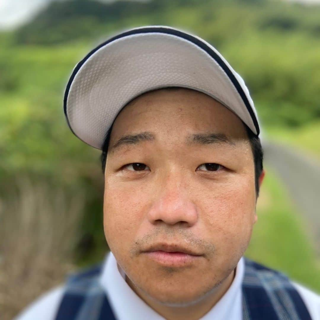 浜田雅功の旅日記のインスタグラム：「ファンキーモンキーベイビーズの皆さん！  CDジャケットにいかがでしょうかー❗️❓  #FANYチャンネル #浜ちゃんと後輩と行く千葉房総で休日 #浜田雅功 #ライセンス井本 #どりあんず平井 #どりあんず堤 #サカイストマサヨシ #ミサイルマン岩部 #ゲラゲラ星人 #ヒロド歩美 #ファンキーモンキーベイビーズ #CDジャケット風」