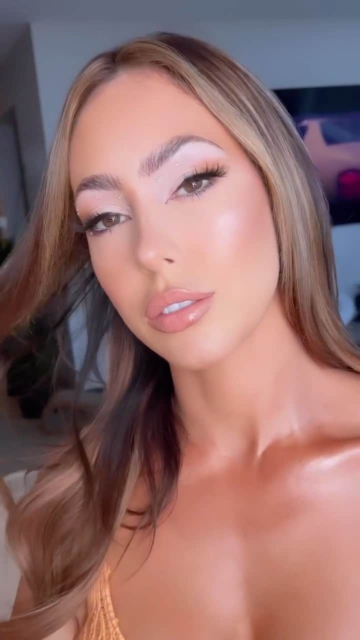 ホープ・ビールのインスタグラム：「Glam me 💎 @mua_vanessa_marie」