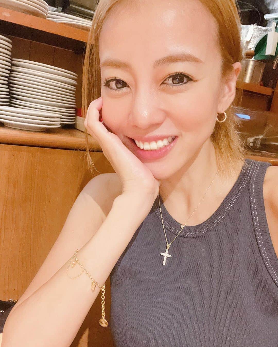 あびる優のインスタグラム：「おはようございます☁️ 美容室行ってスッキリ💈✨ スタッフさんのお誕生日もお祝い出来て良かった🤭🍰  9月に入り、少し秋を感じますね🍄 全国的に台風の影響で悪天候が続いてますが、 無理せず安全第一でお過ごし下さい⛑🌂  ヘアカラーについては２つ目の動画見てね👀 素敵な週末を、、🧚🏻‍♀️  #hair#haircolor#hairsalon#selfie#video#美容室#ヘアカラー#ロングヘア#💈#🍰#❤️」