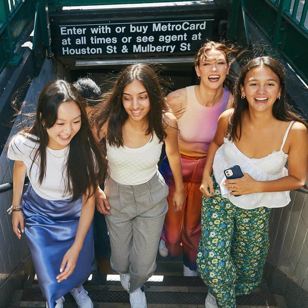 カーリー・クロスのインスタグラム：「10 PHOTOS FOR 10 WEEKS OF @kodewithklossy CAMPS. 💥  ✅ 7th summer of coding camps ✅ 12,000+ scholarships offered around the globe, creating a chance for girls + non-binary individuals to get their foot in the STEM door.  This summer would simply not be possible without instructors and instructor assistants who showed up each day with encouragement + positivity especially for our first hybrid virtual & in-person year.  To our partners @Apple, @CarolinaHerrera, @Deloitte, @EsteeLauder, @GoldmanSachs, @Google, @infosys, @WeWork & @Wix: by enhancing our new curricula, hosting camps on-site, and so much more, you all are playing a crucial role in creating more pathways into STEM. I am honored to stand beside brands that believe in KWK’s mission & know that the future of technology is richer with diversity.  To our speakers who took time out of their busy schedules to share words of wisdom with our community, Marizza Delgado, Sarah Adewumi, Vrinda Gupta, Christina Wooton, Kate Lee, Christine Marzano, Deb Golden, Hannah Bronfman, Samantha Wiener, Crystal Sai, Etasha Donthi, Maria Herne + so many more, thank you thank you!  Last but not least, to our scholars:  You brought open minds, dedication, and some killer TikTok skills this year. I cannot wait to see what you choose to do with your new coding superpowers. You’re officially part of the KWK family and we’re rooting for you always.   The future looks brighter because of all of you! xx」