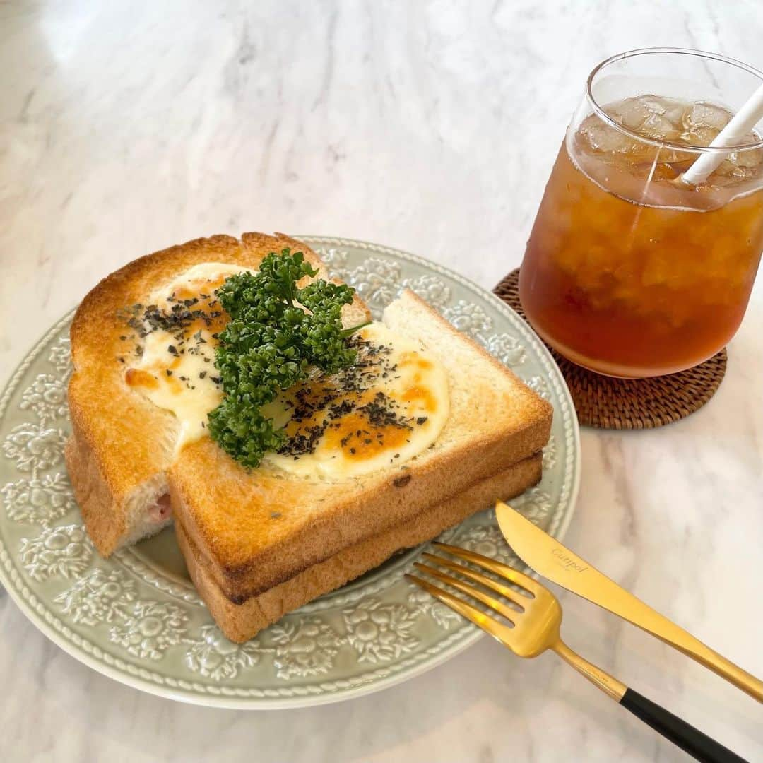 大石乃愛さんのインスタグラム写真 - (大石乃愛Instagram)「『サンライズコーヒー☕️』（ @sunrisecoffee.jp ）  休日の理想の朝食🥣  プリンが有名なお店ですが... クロックムッシュも美味しかった🤤  このお店には様々なデザインの食器があって、どんな食器で出てくるのかワクワクします☺️💭 今回のお皿もとてもオシャレでした🪞  私が頼んだのは...  ・クロックムッシュ🥪 ・白桃のアイスティー  関学の最寄駅（甲東園駅）からすぐのお店なので関学生なら一度は耳にしたことがありそう💡  もう少し涼しくなったら温かいコーヒーとプリン食べたいな＾＾  皆さんもおいしいもん食べて 心地良い週末をお過ごしください🍀  ーーーーー ◯店名 SUNRISE COFFEE（サンライズコーヒー）  ◯アクセス 「甲東園駅」より徒歩1分  ◯営業時間 8:00-18:00（L.O. 17:00）  ◯定休日 木曜日  ・ ・ ・ ・ ・ ・ ・ ・  #サンライズコーヒー #西宮カフェ #甲東園カフェ #甲東園ランチ #兵庫カフェ #兵庫グルメ #カフェ巡り好きな人と繋がりたい #コーヒー専門店 #クロックムッシュ #朝カフェ #モーニングカフェ #モーニングセット #モーニング巡り #朝活 #週末の過ごし方 #関学 周辺 #穴場カフェ #のあもぐ日記」9月3日 9時09分 - noa__nikoniko